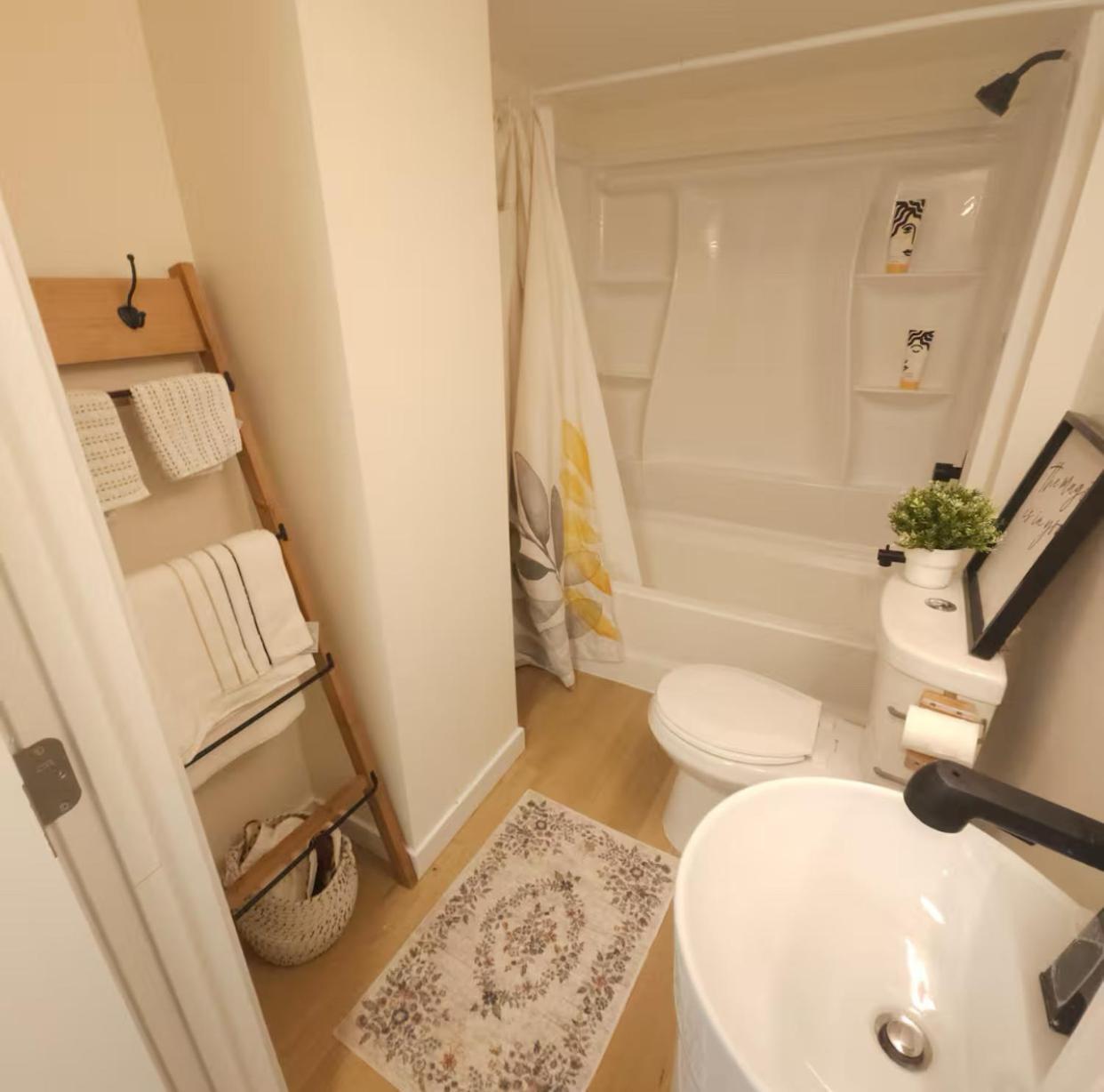 Cozy Basement Suite Winnipeg Walk To Transit Exterior photo